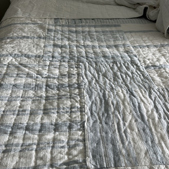 Pottery Barn Queen size Quilt with 2 Shams Like New - Picture 2 of 4